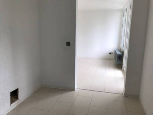 Raum_helle Fliesen_weiße Wände_Raufasertapete.jpg - 