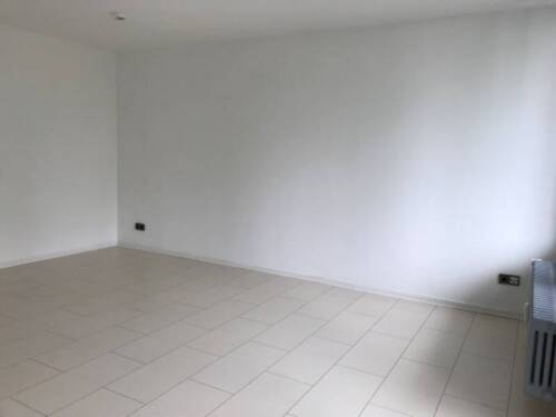 Wohnzimmer_hell gefliest_ weiß tapeziert.jpg - 