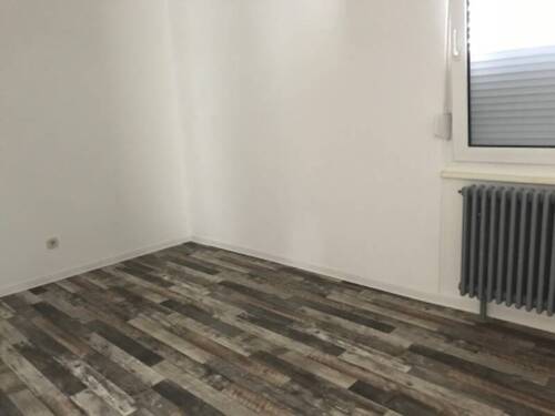 Raum_dunkler Boden in Holzoptik_grau_Fenster_Rolladen.jpg - 