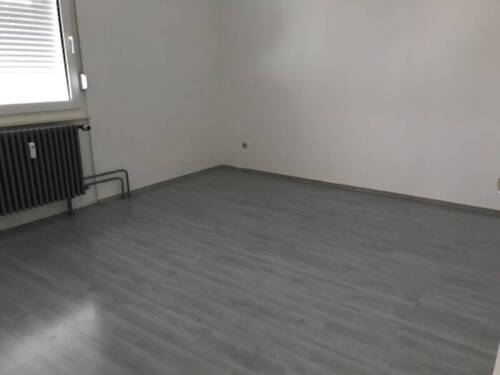 Raum_dunkelgrauer Boden_weiß tapeziert.jpg - 