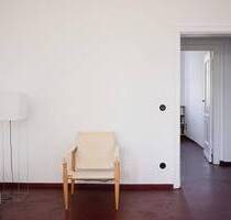 Provisionsfrei - bezugsfreie renovierte Wohnung im Baudenkmal im 4. OG mit Aufzug & Balkon - Berlin Friedrichshain