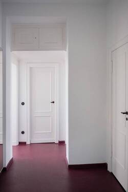 Flur mit Einbauschränken - 2 Zimmer Etagenwohnung zum Kaufen in Berlin