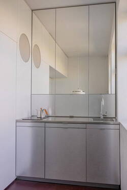 Küche mit Kochzeile - 2 Zimmer Etagenwohnung in Berlin