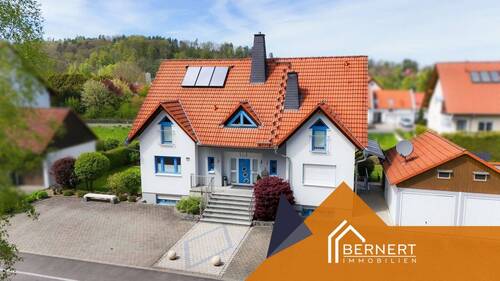 Außenansicht - Eindrucksvolles Wohnhaus mit flexiblen Praxisbereich und offener Maisonettewohnung mit Galerie