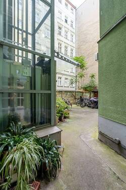 Innenhof mit Aufzug und Fahrradstellplätzen - 