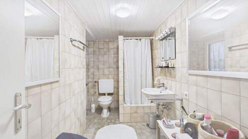 CAM04238G0-PR0051-STILL002 - 