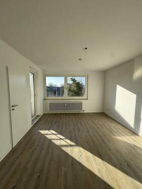 Wohnzimmer 1 - Endlich mal selbst investieren! - Faktor 18-19 Provisionsfreie, SanierteRenovierte 1-Zimmer Wohnung