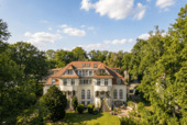 Drohnenaufnahme - Eleganz trifft Geschichte: Traumhafte Altbauwohnung in klassizistischem Palais