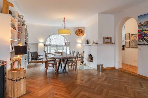 Essbereich mit offenem Kamin - 4 Zimmer Etagenwohnung in Kleinmachnow