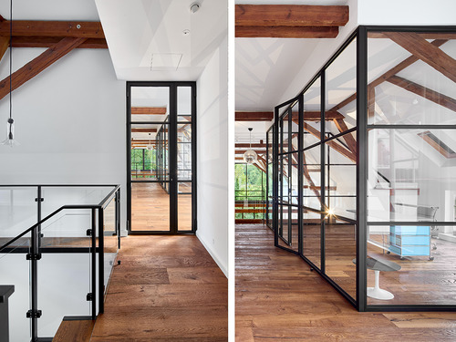 Holztreppe mit modernem Glasgeländer - 