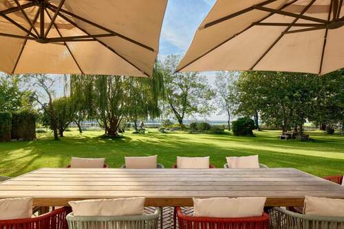 Blick von der ca. 40 m² Westterrasse - 