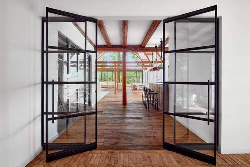 Blick durch moderne Glas-Doppeltüren - 