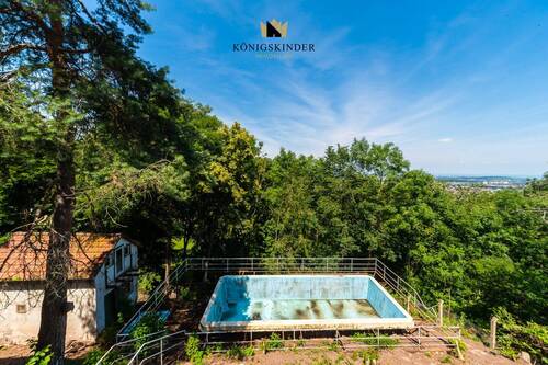 Blick Wohnhaus auf Poolhaus und Schwimmingpool - Grundstück in Gerlingen zum Kaufen