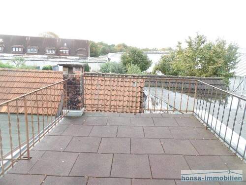 Dachterrasse mit Blick auf Abstellhäuschen/ Gerätehaus - 