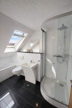 Badezimmer im Dachgeschoss - 