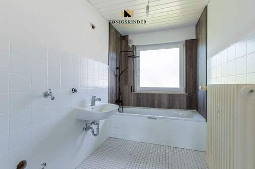 Tageslichtbad mit Badewanne Praktisch und gepflegt - 