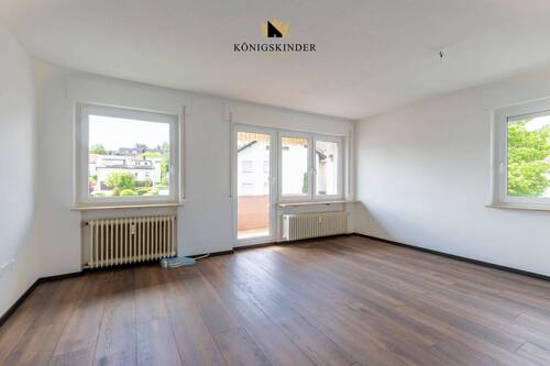 Helles Wohnzimmer mit Zugang zum Balkon – ideal für gemütliche Abende. - 4 Zi.- Erstbezug nach Modernisierung! - Ruhige Lage, helle Räume & zwei Balkone