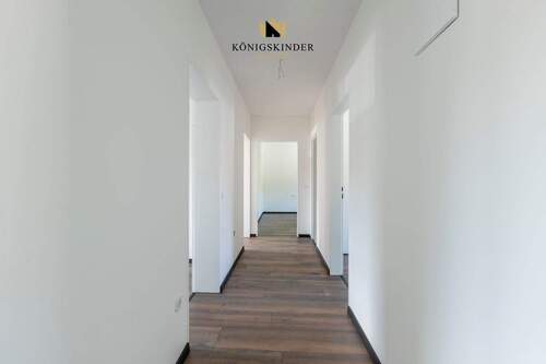 Eingangsbereich bietet einen großzügigen, einladenden Eindruck und verbindet alle Räume miteinander - 4 Zimmer Etagenwohnung in Rudersberg