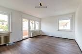 Helles Wohnzimmer mit Zugang zum Balkon – ideal für gemütliche Abende. - Etagenwohnung mit 82,00 m² in Rudersberg zum Kaufen