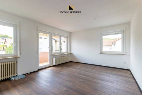 Helles Wohnzimmer mit Zugang zum Balkon – ideal für gemütliche Abende. - Etagenwohnung mit 82,00 m² in Rudersberg zum Kaufen