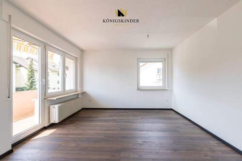 Helles Wohnzimmer mit Zugang zum Balkon – ideal für gemütliche Abende. - 