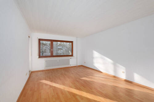 Wohnzimmer - Freundliche 2-Zi-Whg. mit Balkon u. Garage in Neuenbürg zu verkaufen!
