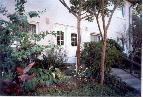 Hauseingang - Schluss mit Miete: Eigenheim 3 Zimmer, Küche, großes Bad, Abstellraum, Terrasse, eingezäunter Garten, Keller, Waschkeller, separate Tiefgarage !