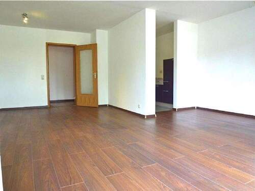 Wohnzimmer mit Essbereich - 2 Zimmer Etagenwohnung in Fürth