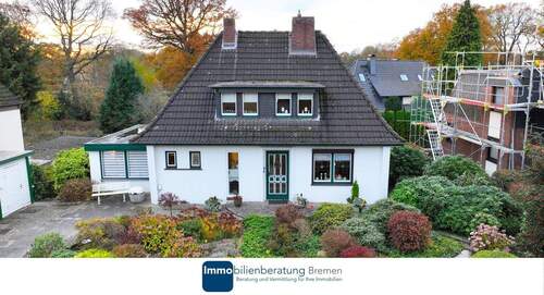Titelbild - Charmantes Einfamilienhaus auf attraktiven Hanggrundstück mit Carport