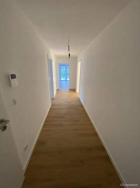 Flur - 5 Zimmer Etagenwohnung zum Kaufen in Bad Zwischenahn