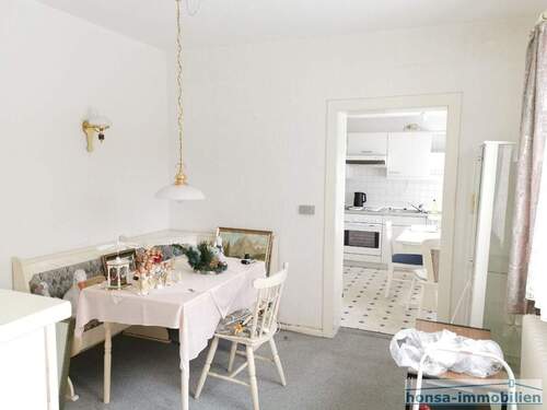 Essecke/ Zimmer mit Blick Richtung Küche - 