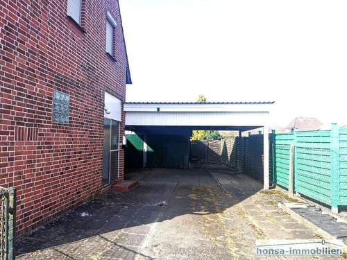 Carport - links Seiteneingang und separater Zugang zum Obergeschoss - 