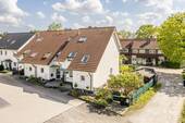 Außenansicht (vorne) - Sonniges Familienidyll - großzügiges Reiheneckhaus mit gehobener Ausstattung und Südgarten
