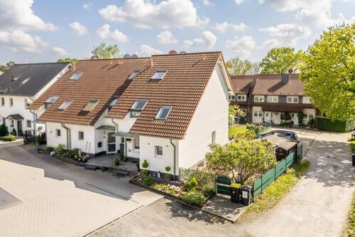 Außenansicht (vorne) - Sonniges Familienidyll - großzügiges Reiheneckhaus mit gehobener Ausstattung und Südgarten