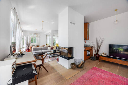 Wohnbereich mit Kamin - Doppelhaushälfte mit 218,00 m&sup2; in Grünwald zum Kaufen