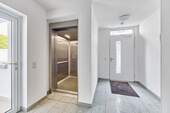 Hauseingang mit Aufzug - 