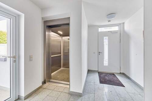 Hauseingang mit Aufzug - 