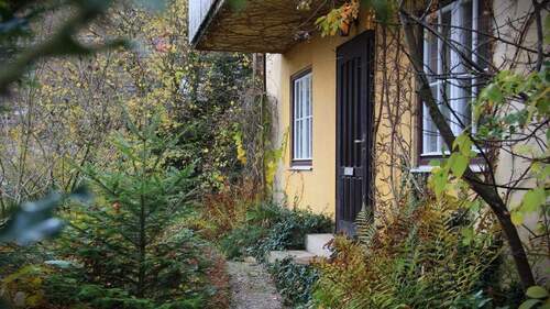 Das Haus lässt sich sowohl über das Gartengeschoss als auch über das Hanggeschoss betreten - 