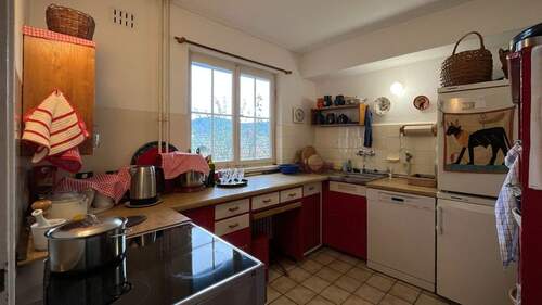 Große Küche mit direktem Zugang zum Essbereich - 