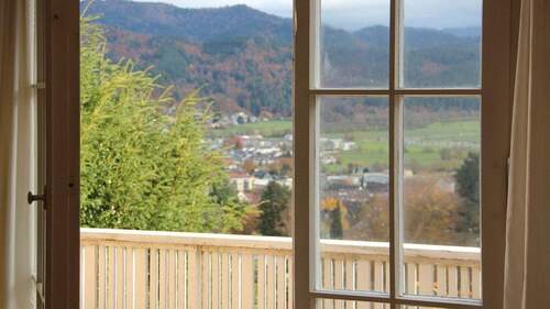 Das Schlafzimmer verfügt über einen direkten Zugang zum Balkon mit traumhaftem Weitblick - 