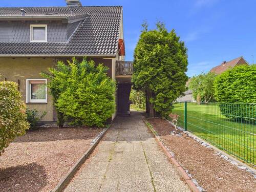 Zuwegung zum Haus - 9 Zimmer Einfamilienhaus in Hiddenhausen