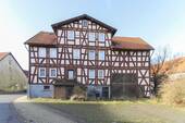 Hausansicht Front - Charmantes Fachwerkhaus inkl. Scheune mit eigenem Garten im Zentrum von Windhausen