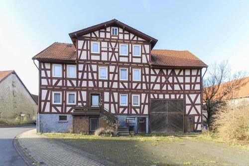Hausansicht Front - Charmantes Fachwerkhaus inkl. Scheune mit eigenem Garten im Zentrum von Windhausen