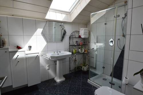 Tageslichtbad mit Dusche - 