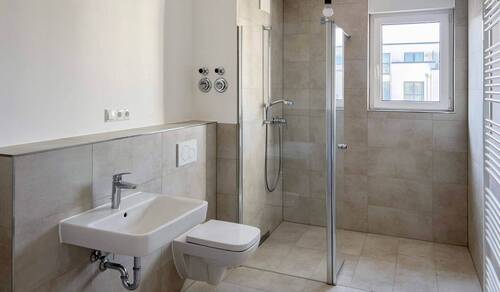 Ein Tageslichtbad mit bodengleicher Dusche - 3 Zimmer Etagenwohnung zum Kaufen in Düsseldorf