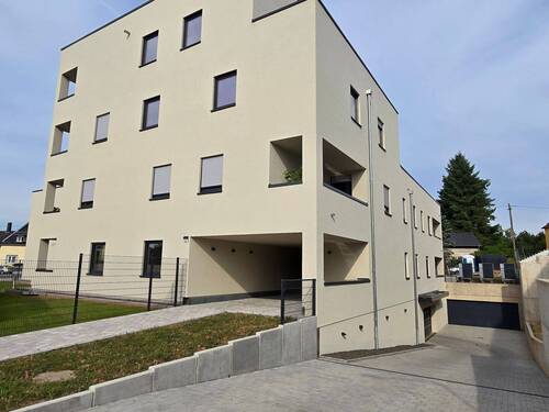 Eingang und Garagenzufahrt - 4 Zimmer Mehrfamilienhaus, Wohnhaus in Neunkirchen