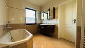 Badezimmer mit Badewanne… - 3 Zimmer Reihenendhaus zum Kaufen in Laage