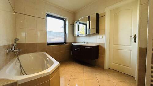 Badezimmer mit Badewanne… - 3 Zimmer Reihenendhaus zum Kaufen in Laage