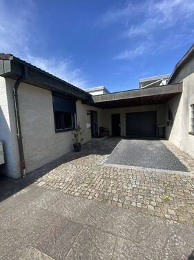 Eingang mit Carport - 