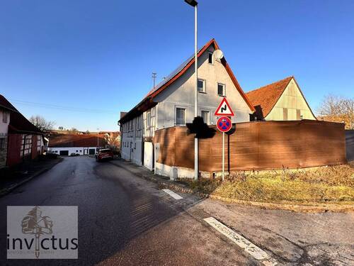 Aussenansicht Straße - Familienfreundliches Einfamilienhaus in Feldrandlage mit Photovoltaik & E-Auto inklusive
